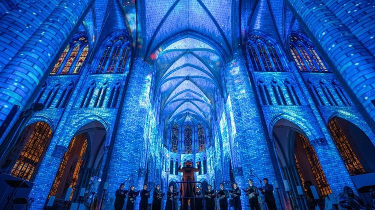 Avec Luminiscence, la lumière joue les premiers rôles puis l'Histoire se raconte